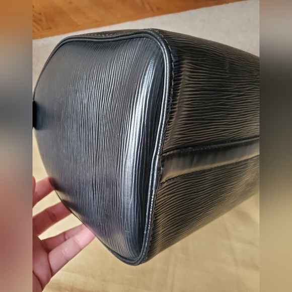 Louis Vuitton Speedy 25 Epi Black Handbag - Picture 6 of 16